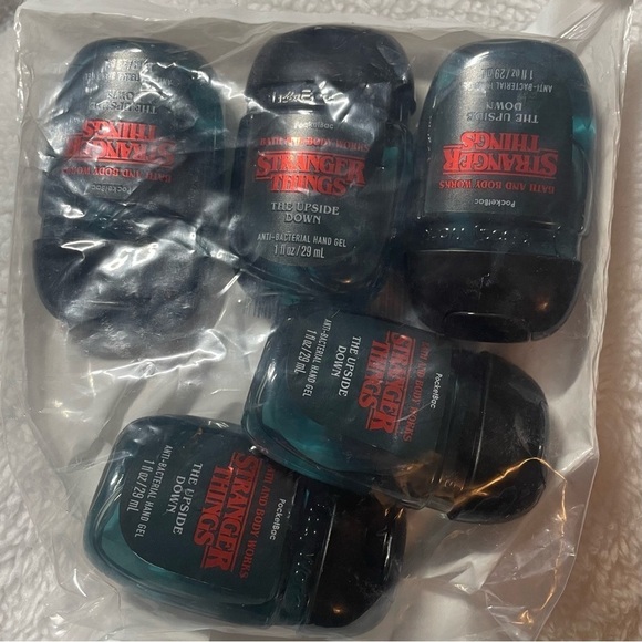 NWT Stranger Things, Bath & Body Works, PocketBac 5-Pack + Light-up Holder - Picture 4 of 9